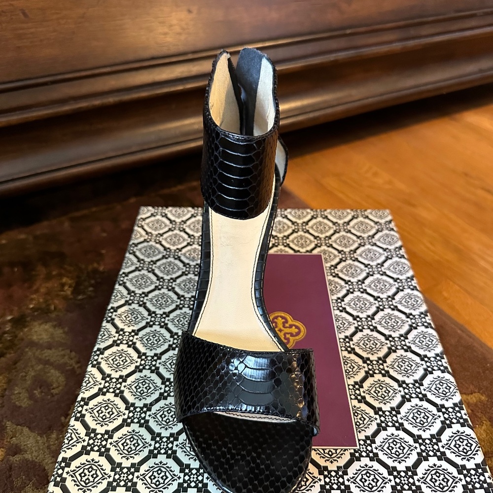 NEW-NEVER WORN- Isola Oasis Wedges